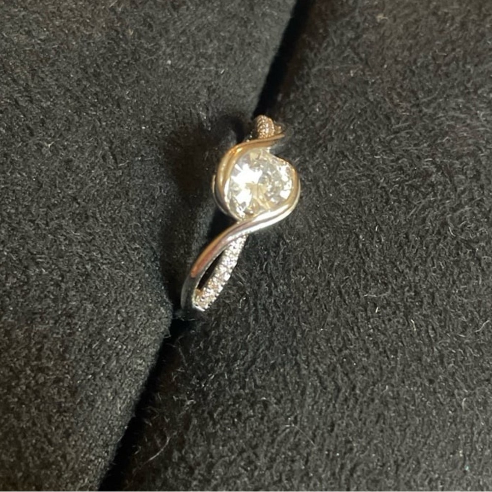 Gorgeous Certified 1.0 Round Brilliant Cut Moissanite Diamond Ring. Size 8 - Picture 2 of 11